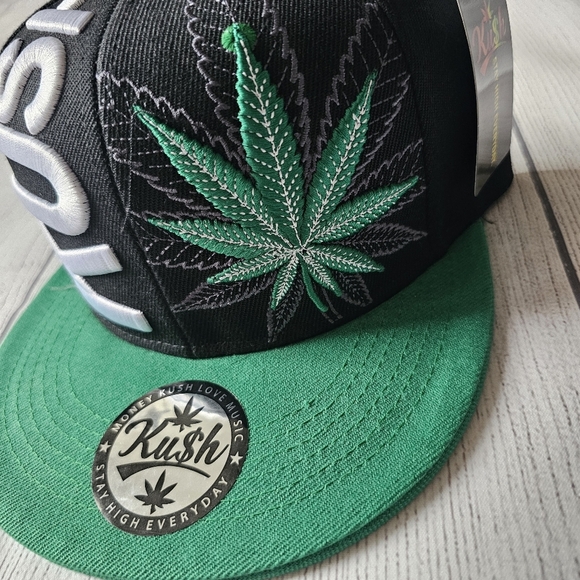 Snapback - Black and Green Kush Embroidered - Picture 4 of 9